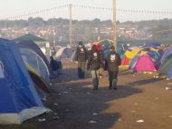Reading2006_SetB-MikeM-g_Nothing-like-a-housing-estate_on-the-horizon-to-really-make-you_feel-like-youre-at-a-festival.jpg